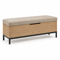 Banco de almacenamiento con tapizado beige, base de metal y detalles de madera